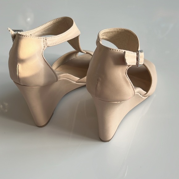 Le Chateau TStrap wedges Sandals - Picture 5 of 8